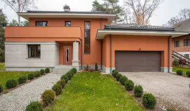 Drewniane czy aluminiowe? Wybieramy drzwi zewnętrzne